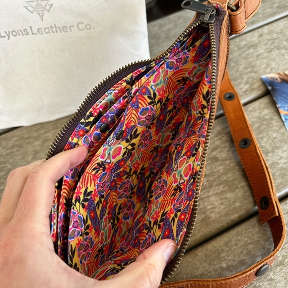NWT Lyons Leather Sling/Crossbody - Picture 6 of 6